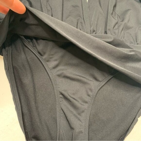 Elegant Black Halter Swimsuit - Picture 3 of 5